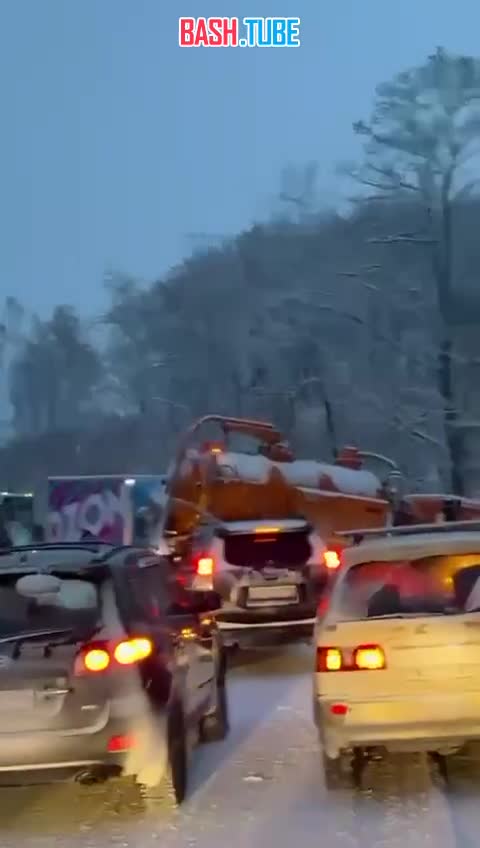  В Приморье на трассе в массовой аварии столкнулось 8 машин - дорога из Находки в Ливадию перекрыта