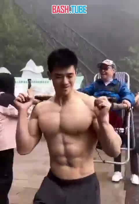  В Китае набирает популярность услуга для богатых пенсионеров: подъём по лестнице к различным достопримечательностям