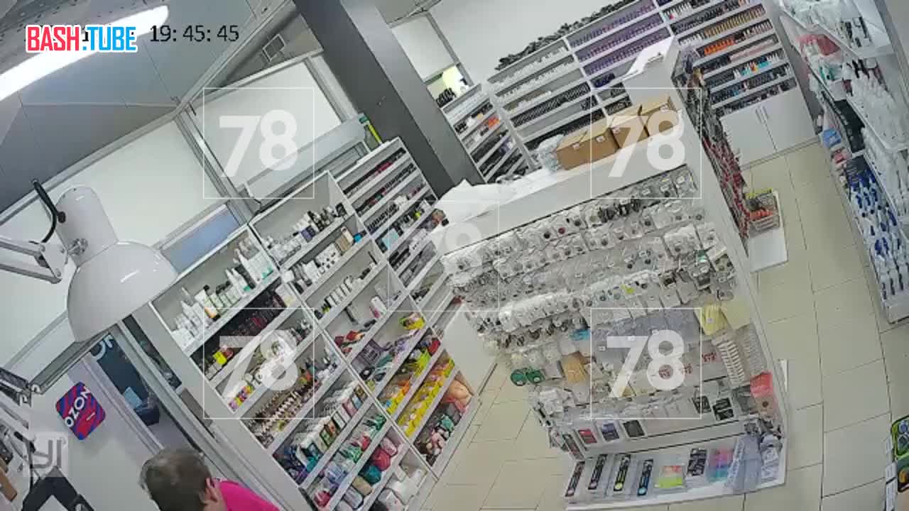  В Питере еле стоящий на ногах мужчина разнес маникюрный магазин, пытаясь познакомиться с сотрудницей