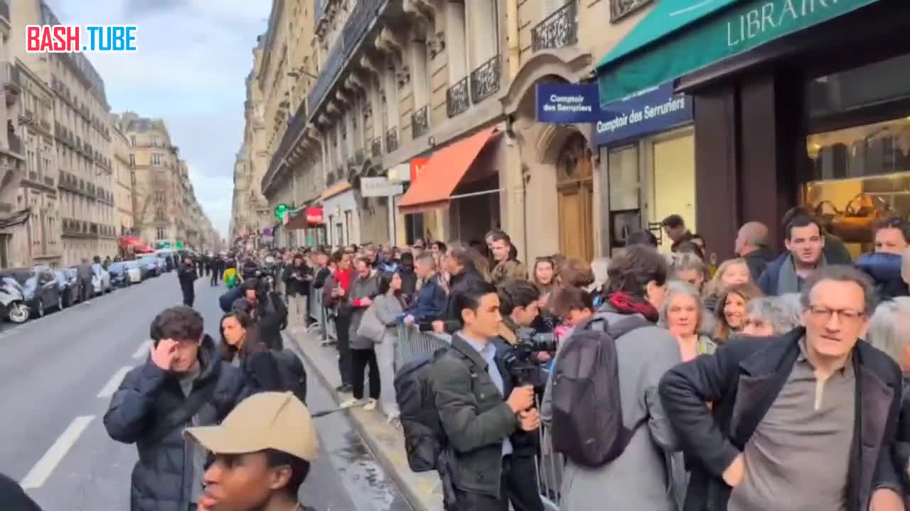  На видео огромная очередь перед книжным магазином Ламартин в 16-м округе Парижа