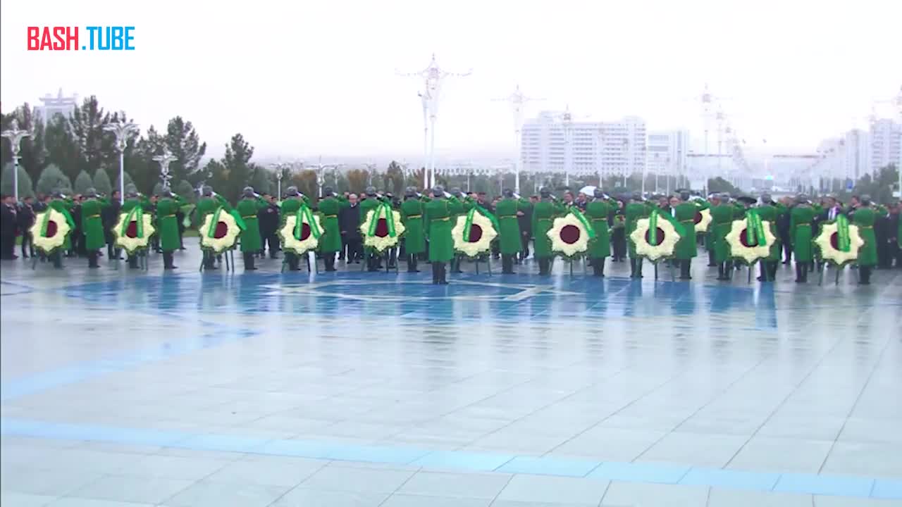  Владимир Путин принял участие в церемонии возложения венков к Монументу Нейтралитета Туркменистана - Кремль