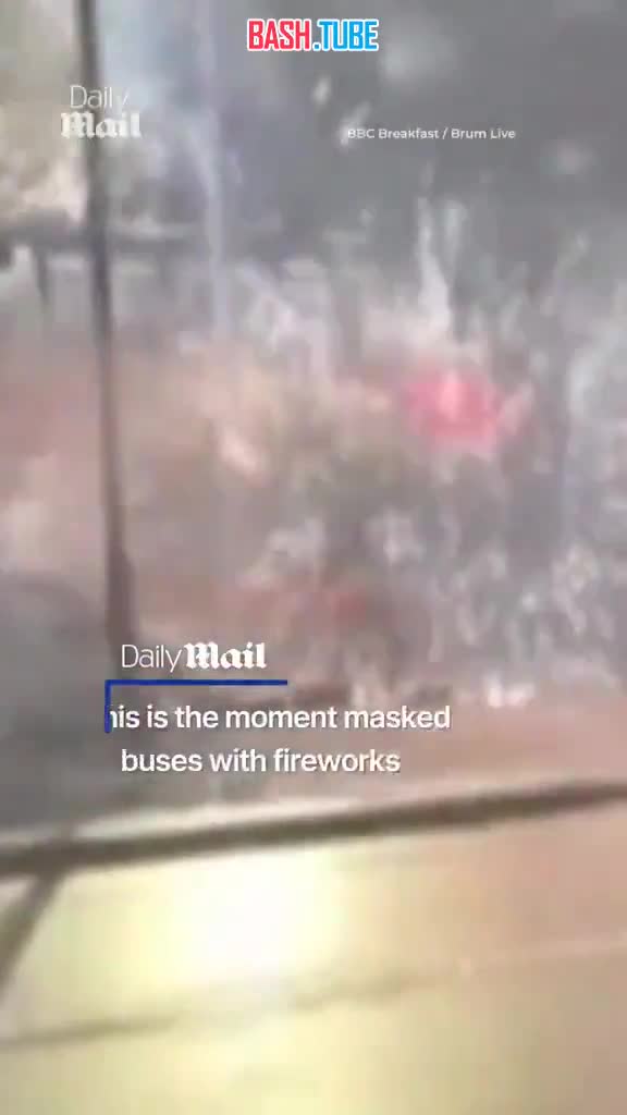  Подростки забрасывают автобусы в Британии фейерверками, разбивают окна и штурмуют их, отказываясь платить