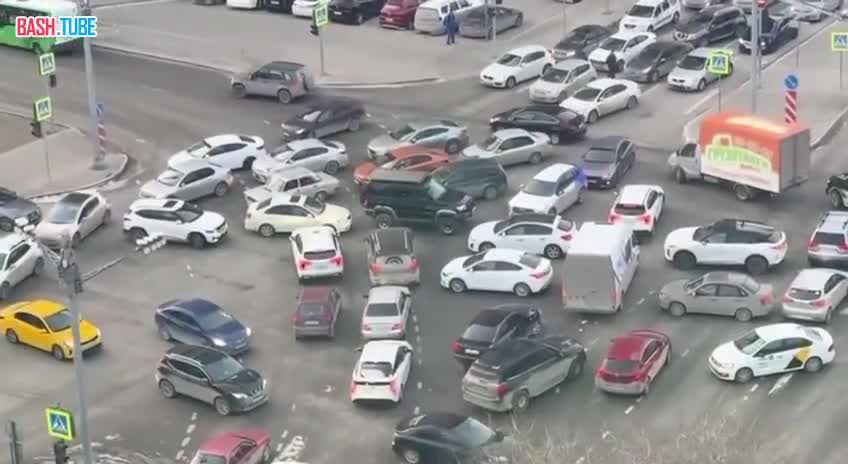  Десятки машин встали в гигантскую пробку в Тюмени