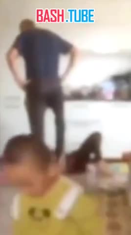  В Киргизии маленькие дети сняли на видео страшные кадры, как отец пинает по голове лежащую на полу мать