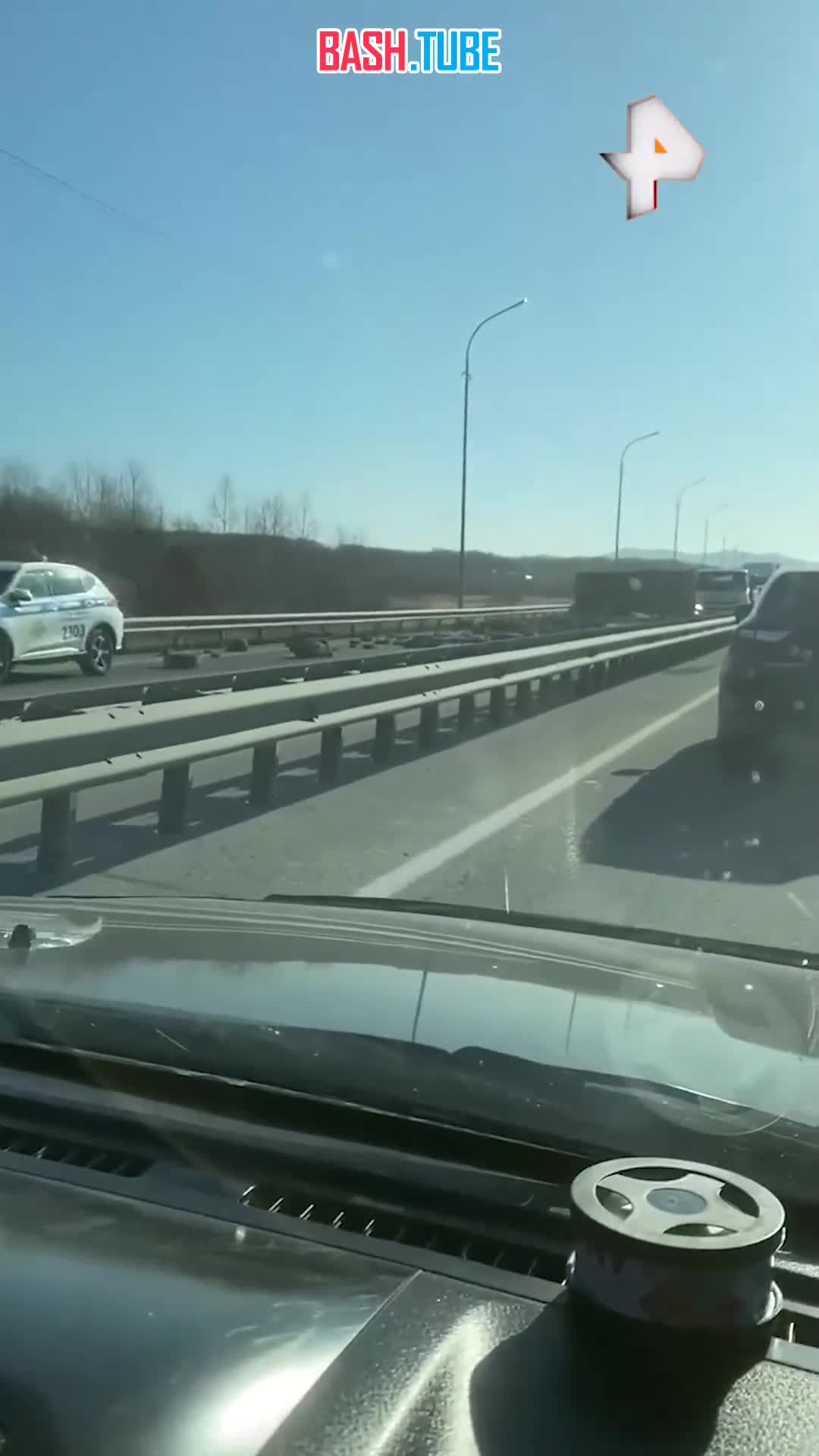  Самосвал протаранил припаркованные машины в Приморье