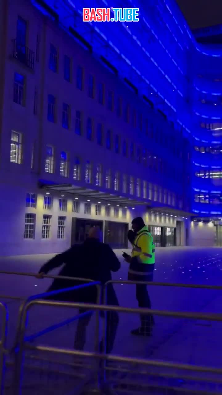  Активисты ворвались в здание BBC в Лондоне, размахивая баннерами в поддержку Палестины