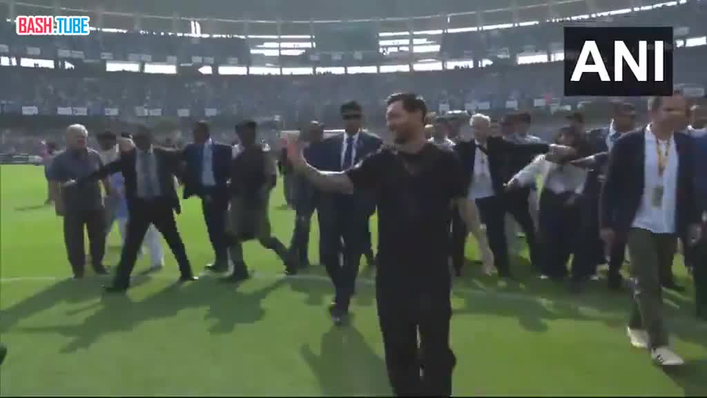  Индийские футбольные болельщики устроили погром на стадионе в Калькутте, выражая недовольство поведением Лионеля Месси