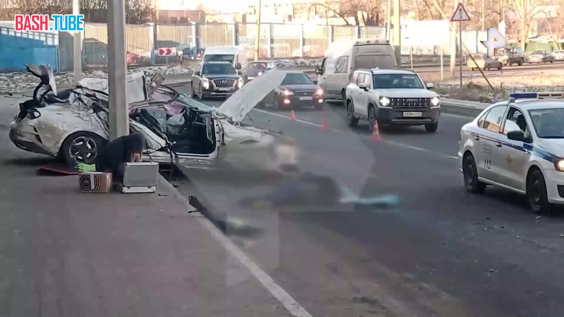  Машина влетела в столб на Полюстровском проспекте в Санкт-Петербурге