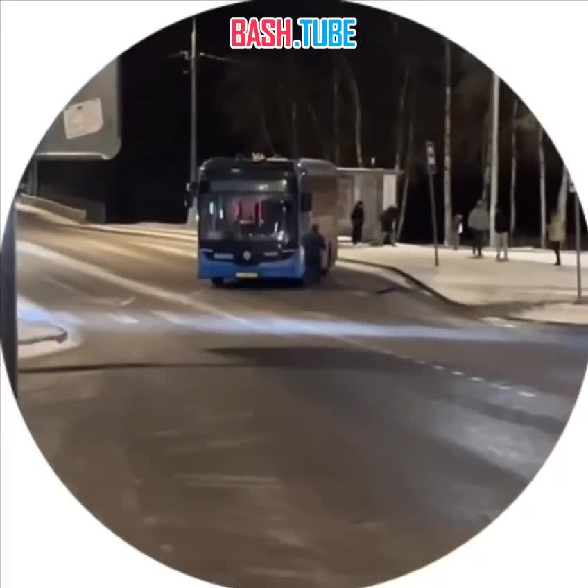  Электробус протаранил остановку в поселке Птичное в Новой Москве