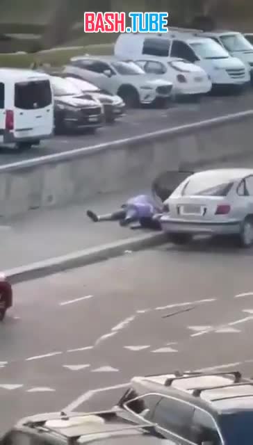  Один из очевидцев разоружил стрелка в Сиднее, набросившись сзади и отобрав у него дробовик