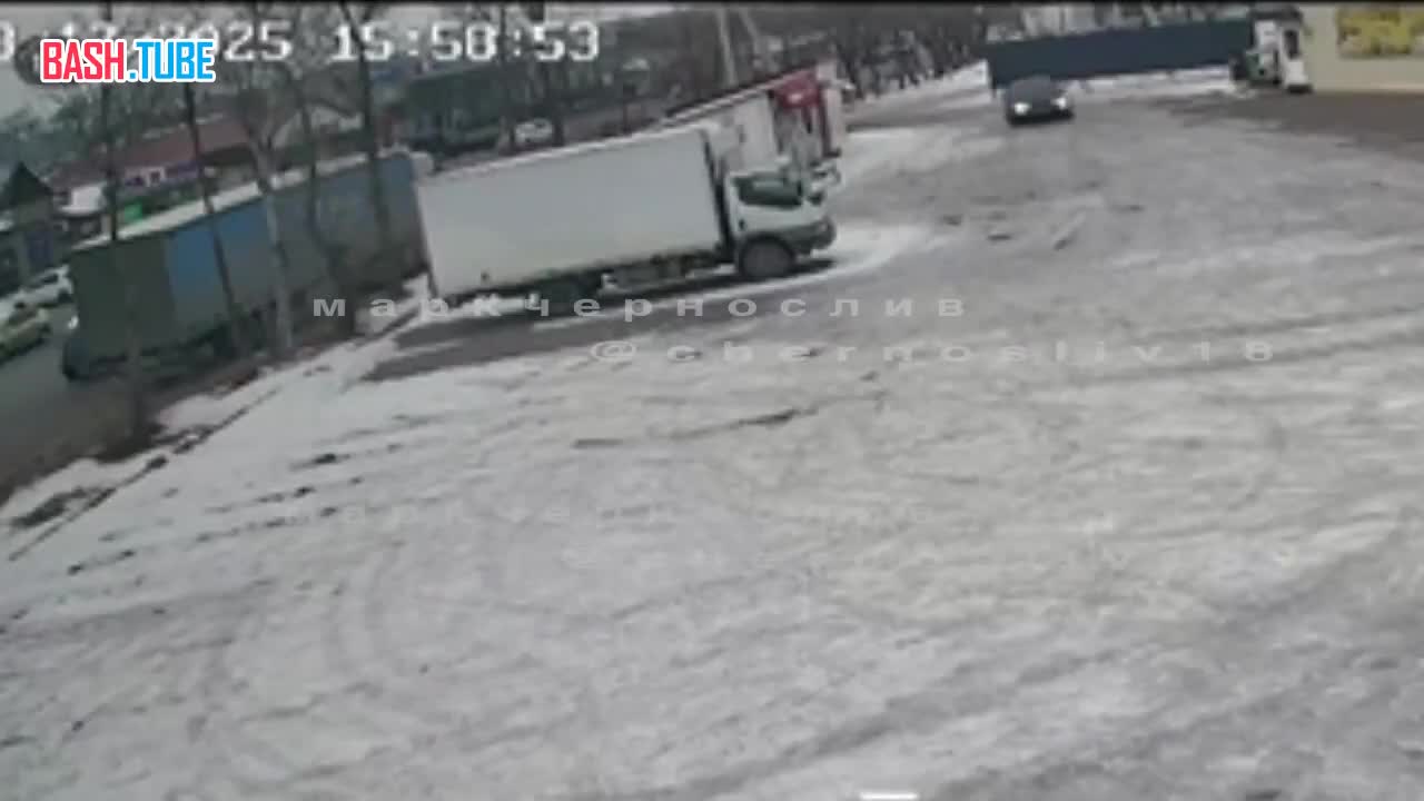  В Приморье дрифтер после неудачного заноса врезался в припаркованный грузовик так, что он укатился