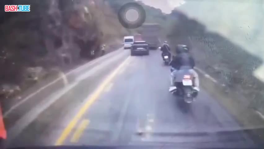  Во Вьетнаме отец с сыном были заживо погребены после схода камнепада на трассе