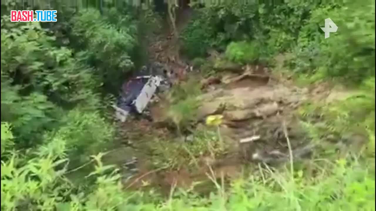  16 человек погибли и 20 пострадали после того как автобус сорвался со скалы в Колумбии