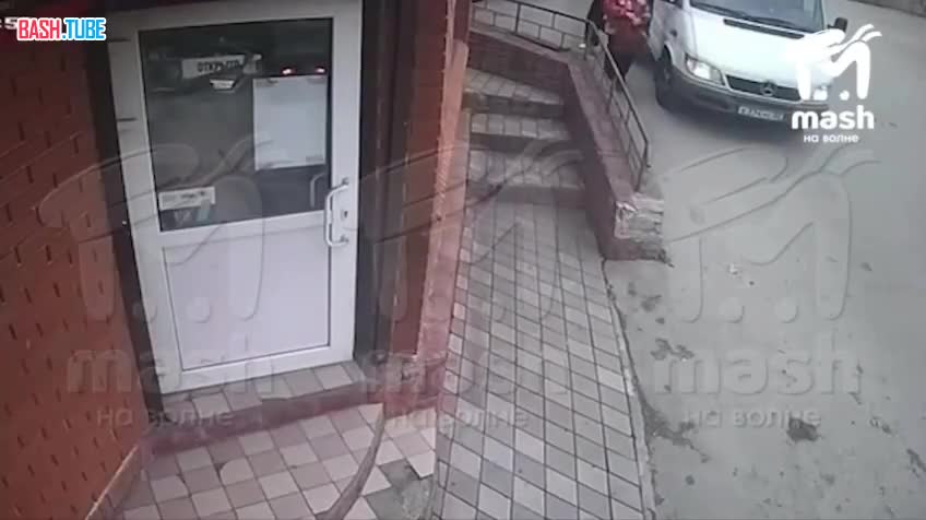  У женщины из Ялты случился второй день рождения: её чуть не снёс каток прямо посреди улицы