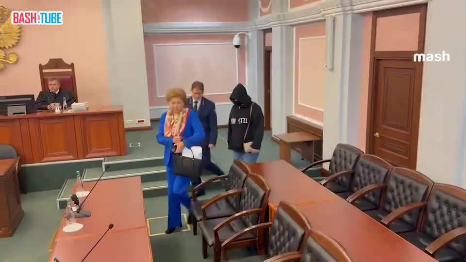  Первое появление Полины Лурье на публике - жертва «схемы Долиной» пришла на заседание в капюшоне и маске