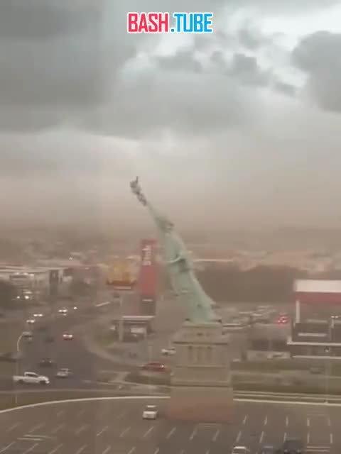  В Бразилии сильный ветер опрокинул копию Статуи Свободы