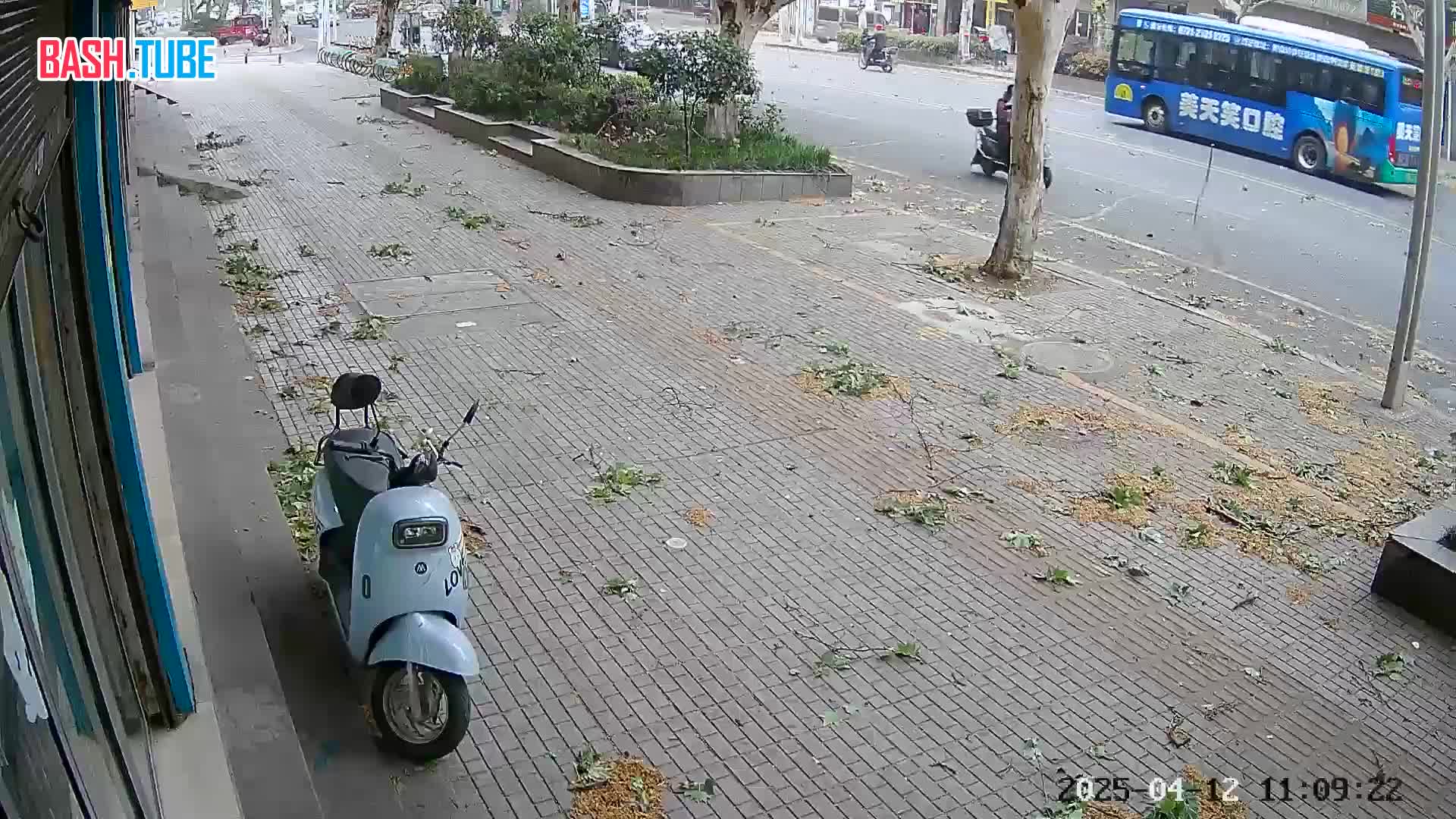  В Китае пожилой мужчина оказался не в то время не в том месте