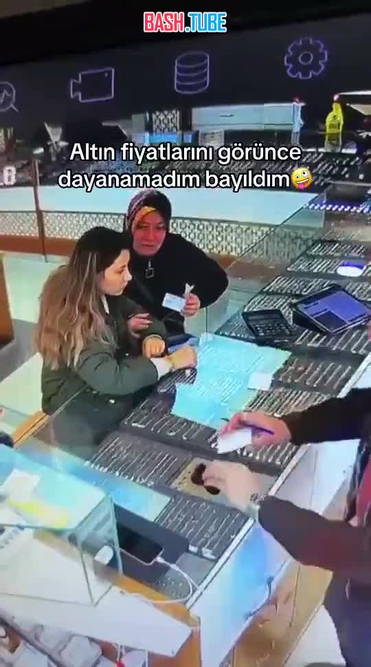  В Турции покупательница упала в обморок от шока, узнав от сотрудника ювелирного магазина о цене одного грамма золота