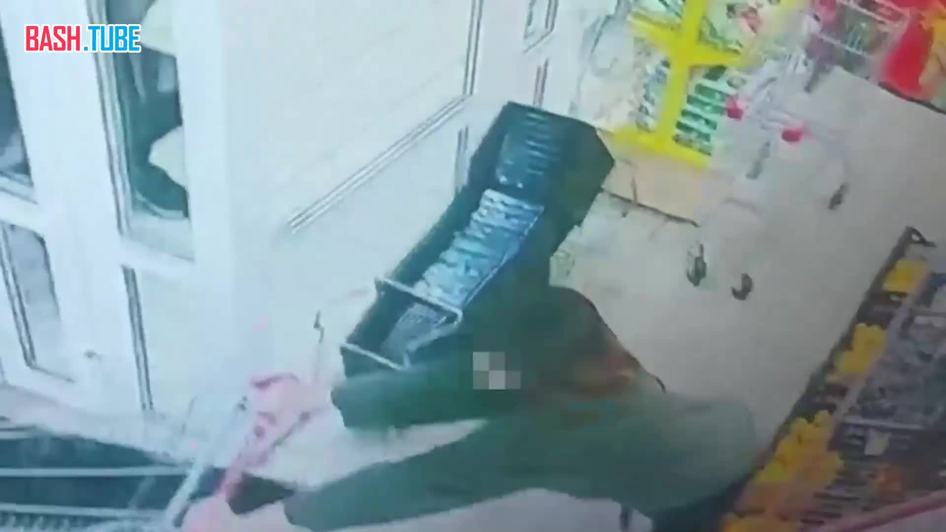  Жительница Выборгского района Петербурга сильно разозлилась, когда её не пустили вынести из магазина бутылку спиртного