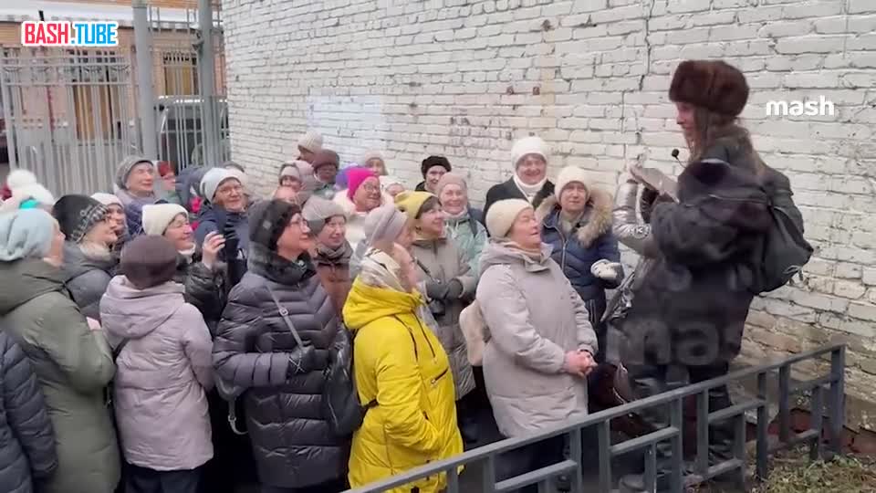  Московских пенсионерок сводили на экскурсию к дому Ларисы Долиной в Хамовниках