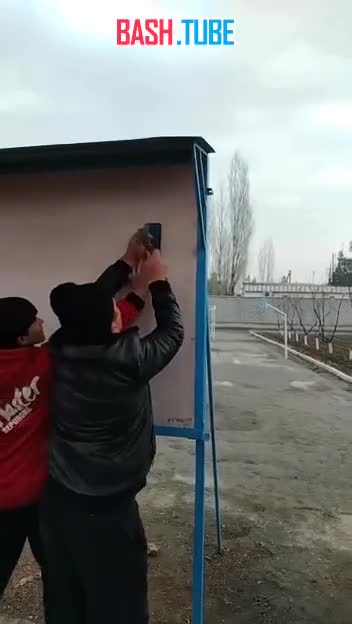  В Узбекистане учитель прибил к доске телефон школьника, который не убрал его во время урока