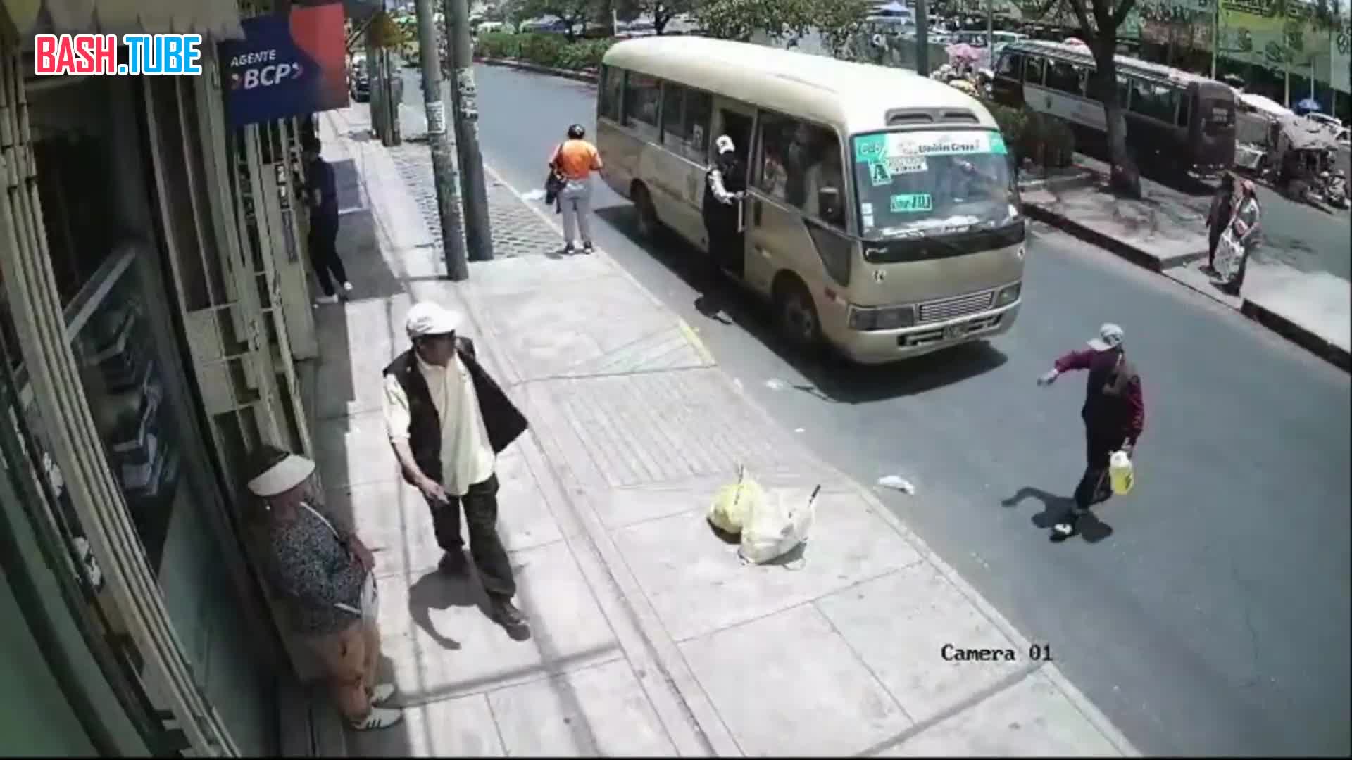  Пенсионер не удержал равновесие на дороге и упал прямо под колеса автобуса