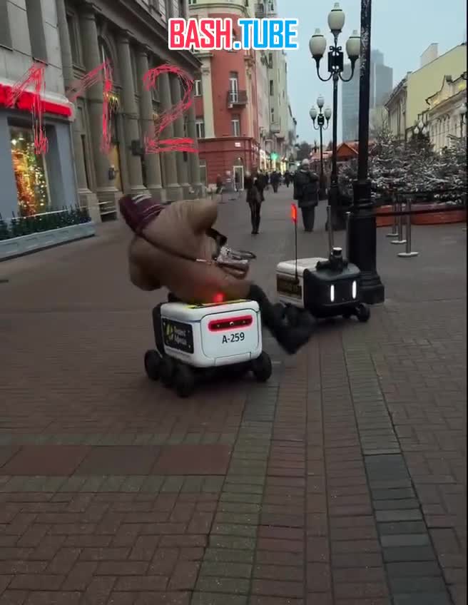  В центре Москвы женщина споткнулась о робота