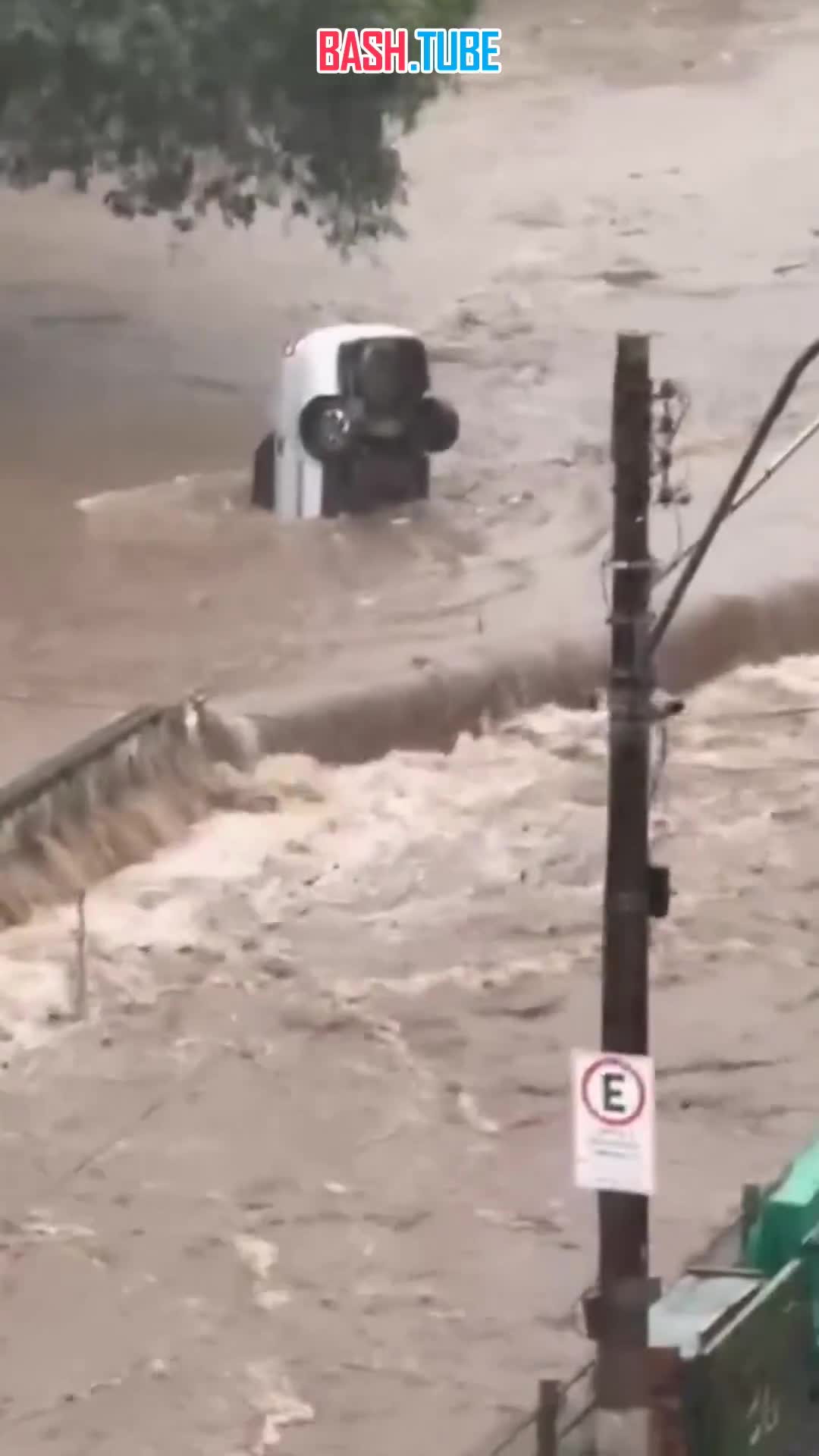  Сильное наводнение в 350-тысячном городе Петрополис, Бразилия