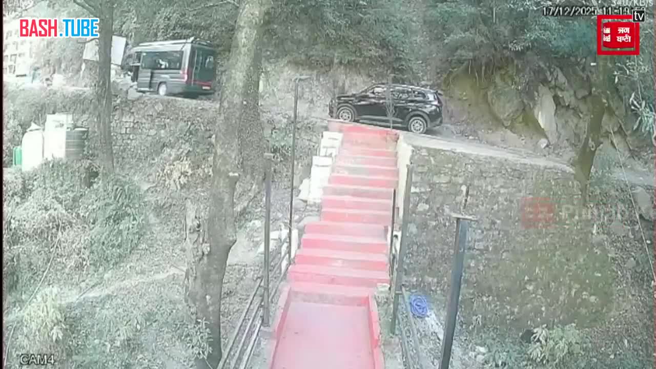  В Индии водитель туристического микроавтобуса забыл поставить его на ручник