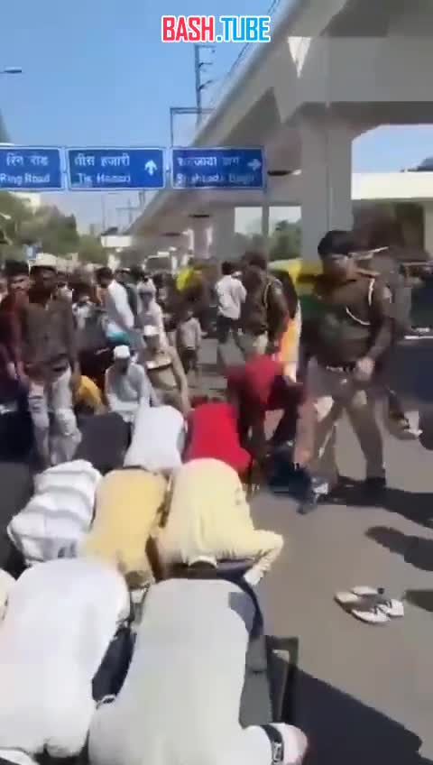  ️Индийские менты пинают Исламистов которые делают намаз на проезжей части