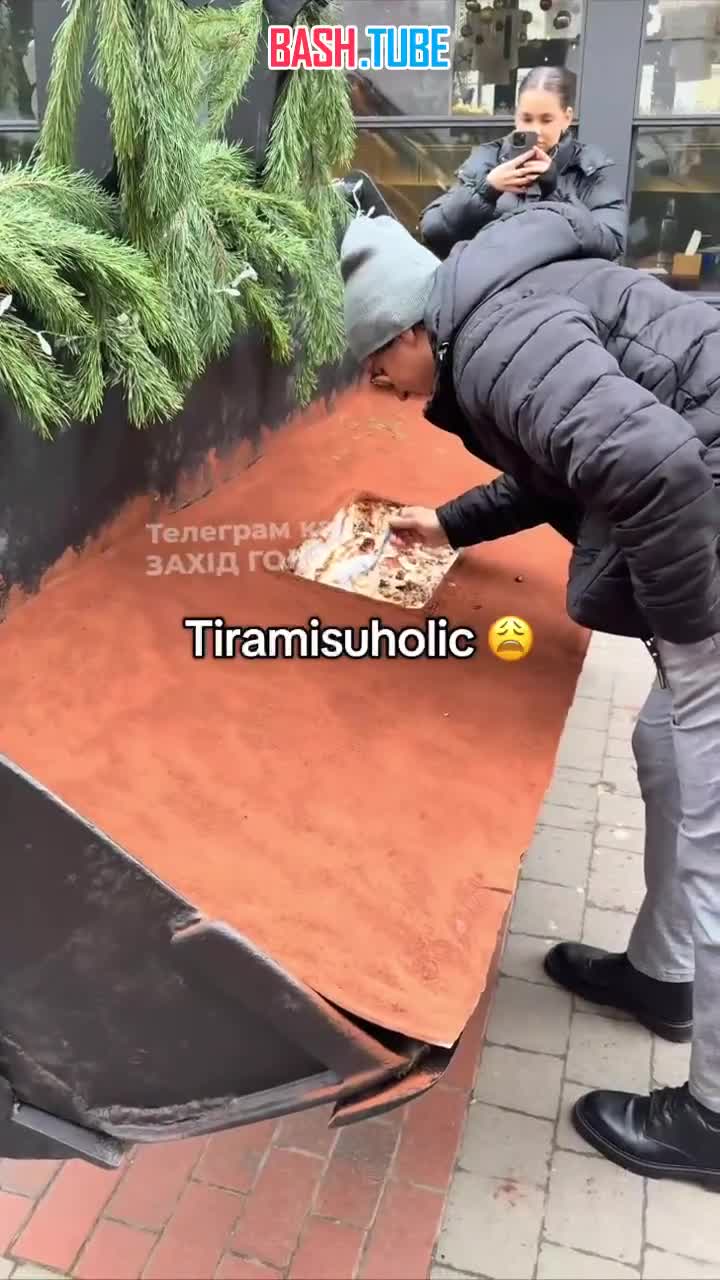  Во Львове людей покормили тортом из ковша трактора