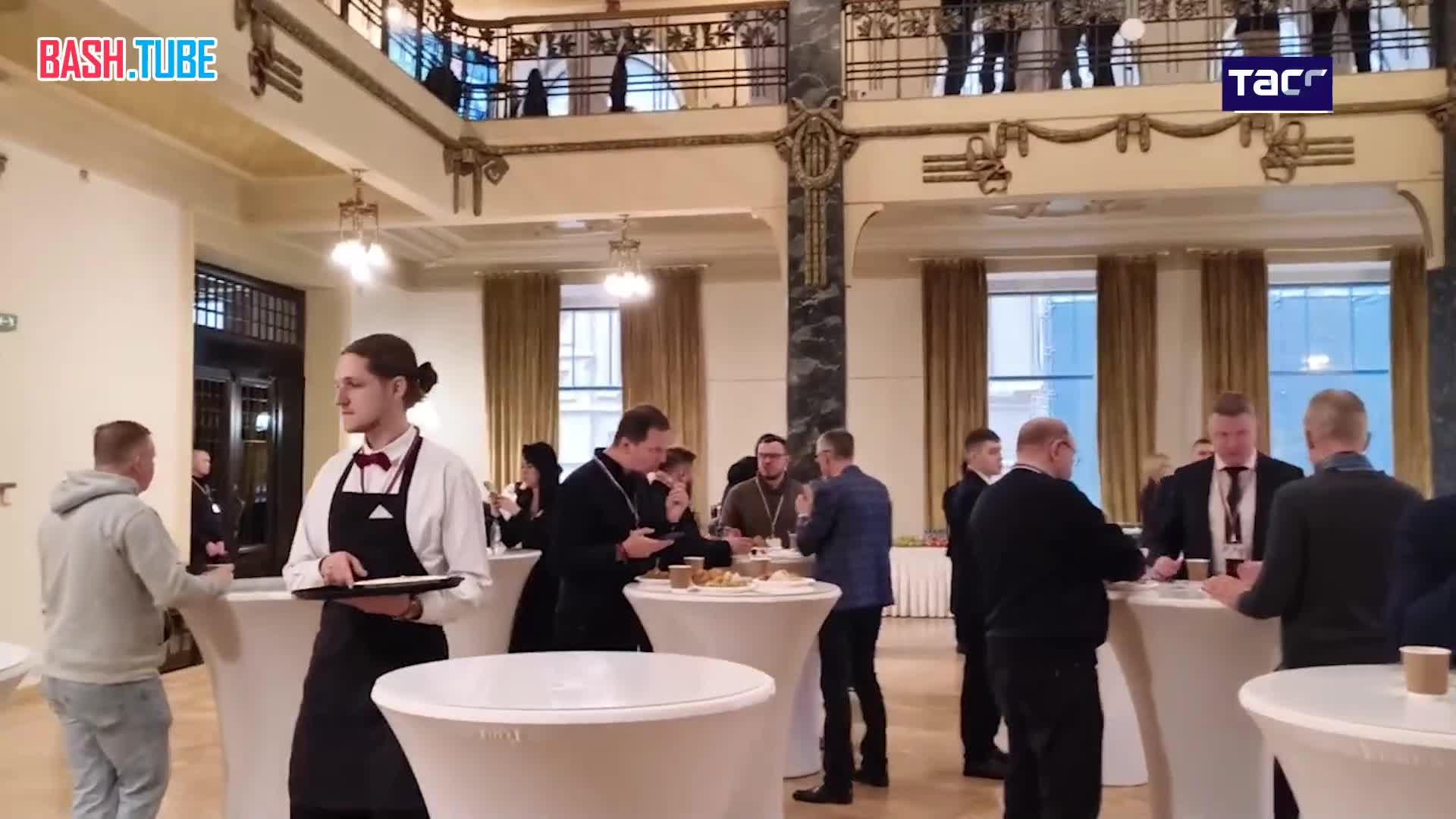  Для аккредитованных на «Итоги года с Владимиром Путиным» журналистов организовали фуршет в Гостином дворе