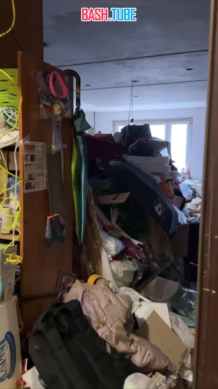  В Подмосковье жители жалуются на соседку, которая хранит дома кучи мусора и хлама