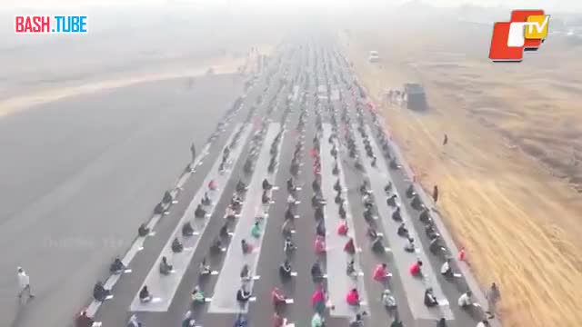  В Индии в Самбалпуре 8000 кандидатов сдавали экзамен на 187 должностей в отрядах самообороны на аэродроме Джамадарпали