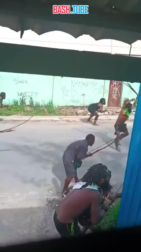  Ещё где-то сохраняются традиционные ценности: межплеменная перестрелка в Папуа-Новой Гвинее идет по старинке