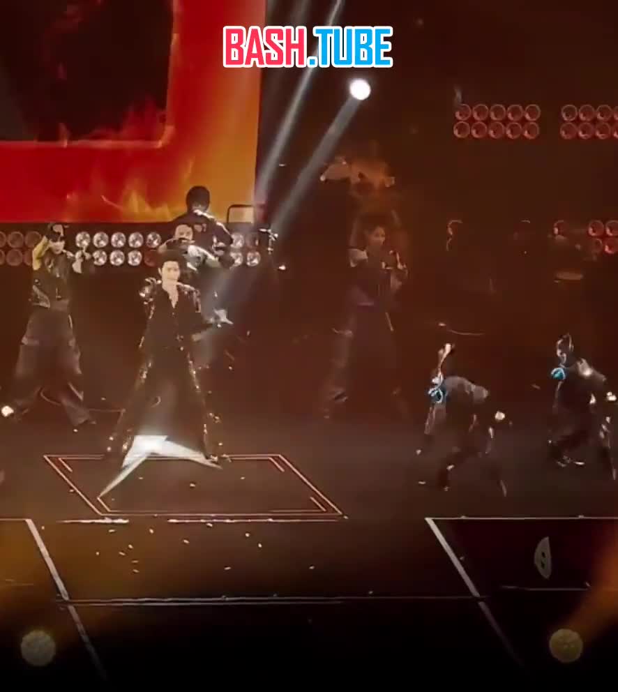  Китайцы начали использовать роботов для подтанцовки на концертах