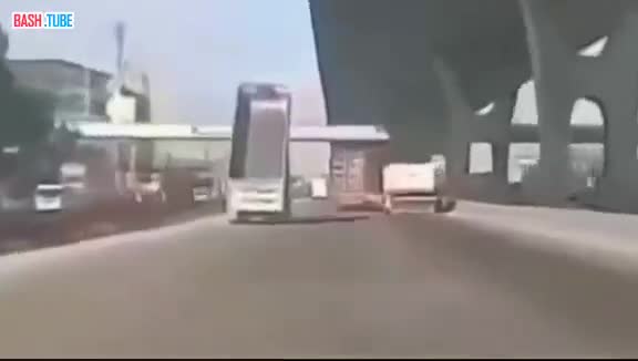  В Таиланде грузовик, двигавшийся с поднятым кузовом, врезался в пешеходный мост