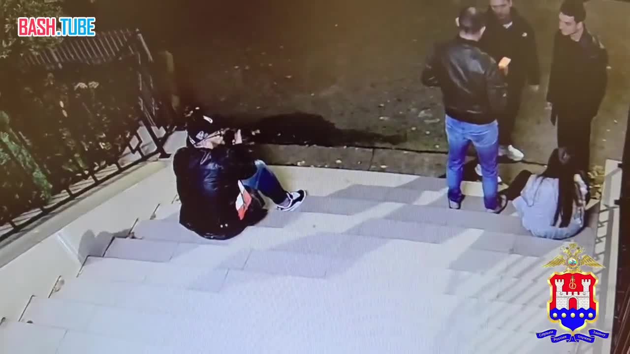  В Калининграде девушка полезла разнимать дерущихся мужчин и получила жесткий удар в лицо: она моментально отключилась