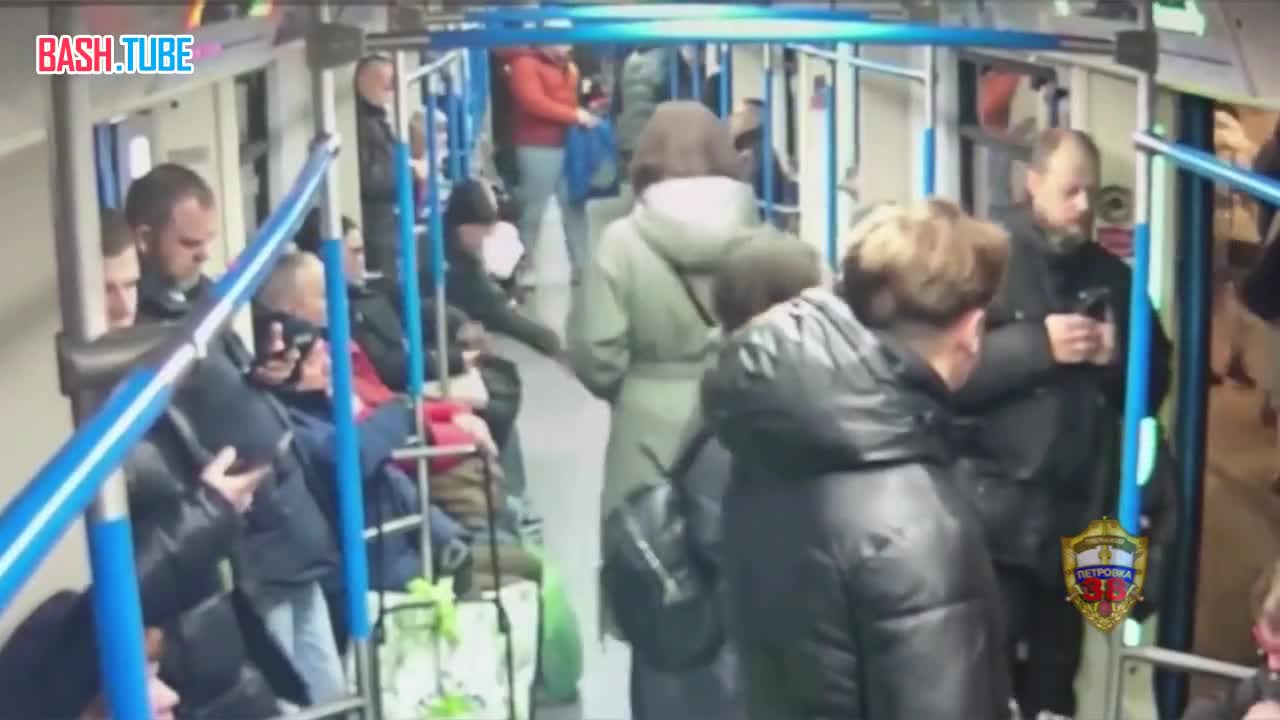  В московском метро мужчина выхватил телефон у женщины в вагоне и надеялся скрыться: его поймали в течении часа