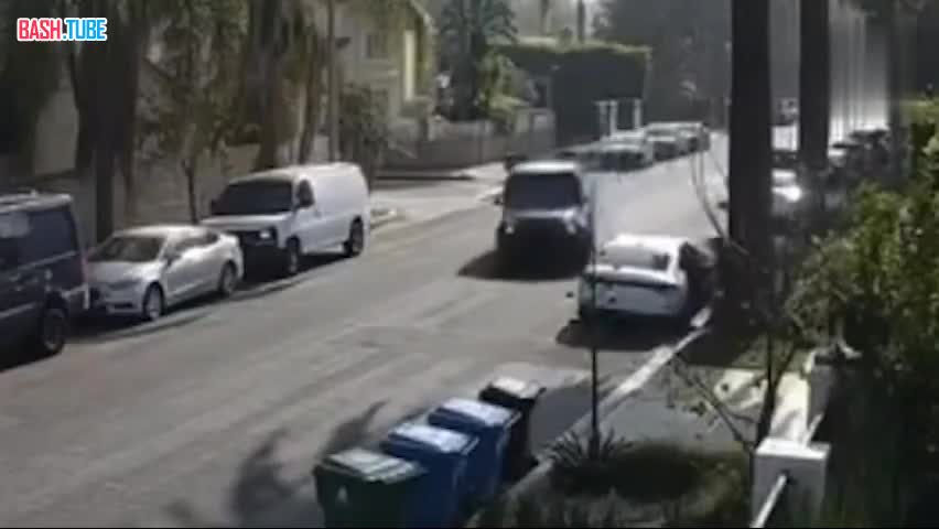  В Лос-Анджелесе россиянка на «Гелендваген» протаранила авто воров, после чего они бросились врассыпную