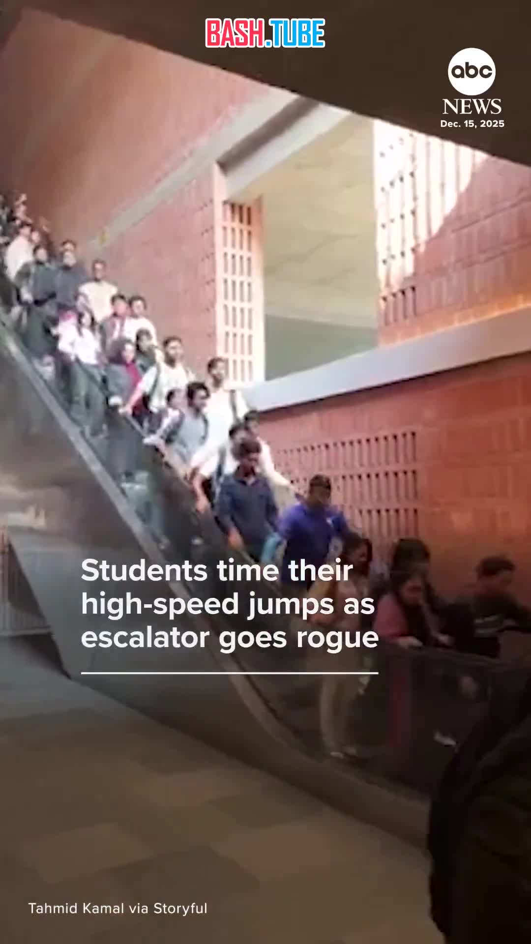  Студентам университета в Бангладеш пришлось тщательно рассчитывать время прыжков с эскалатора, который внезапно ускорился