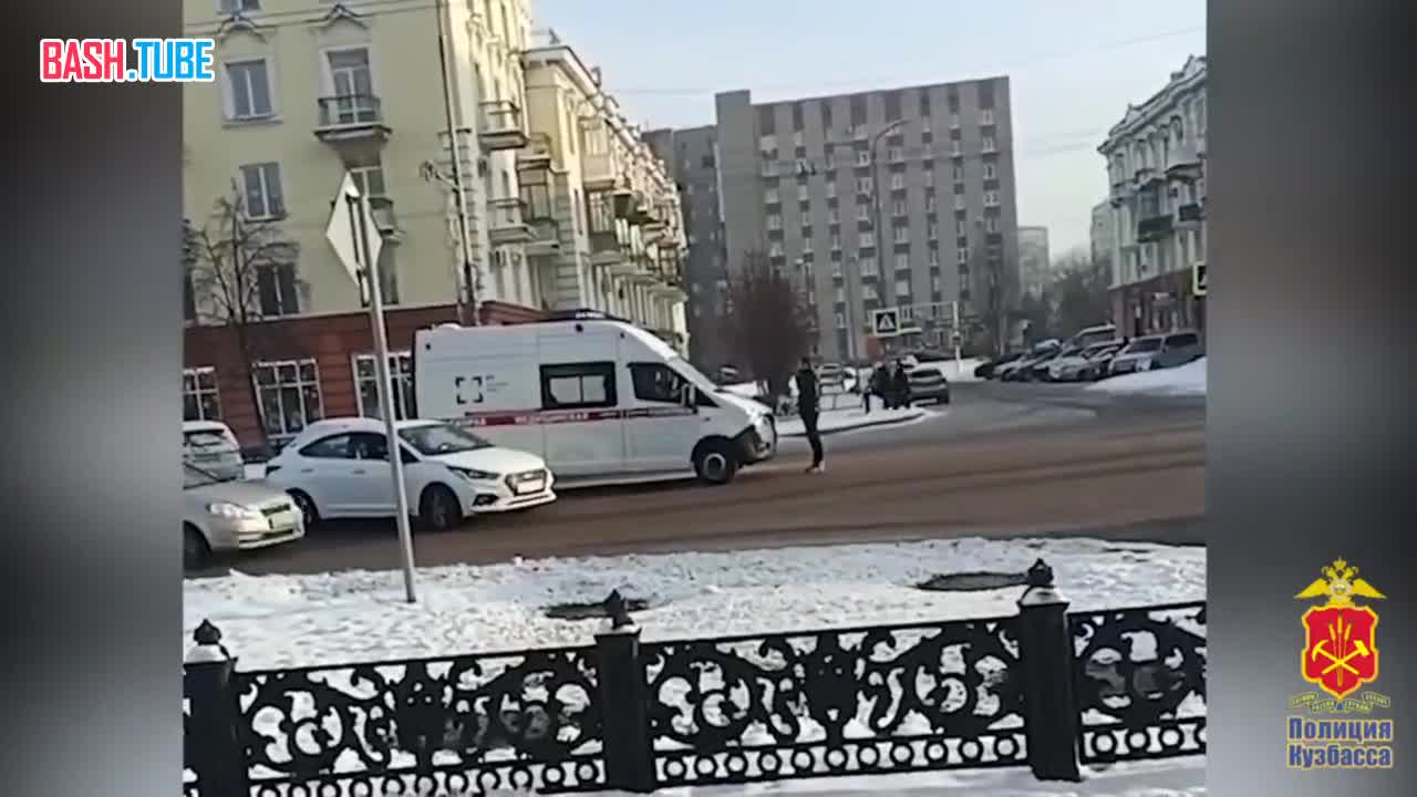  В Новокузнецке водитель перегородил дорогу автоледи, а затем не давал проехать скорой помощи