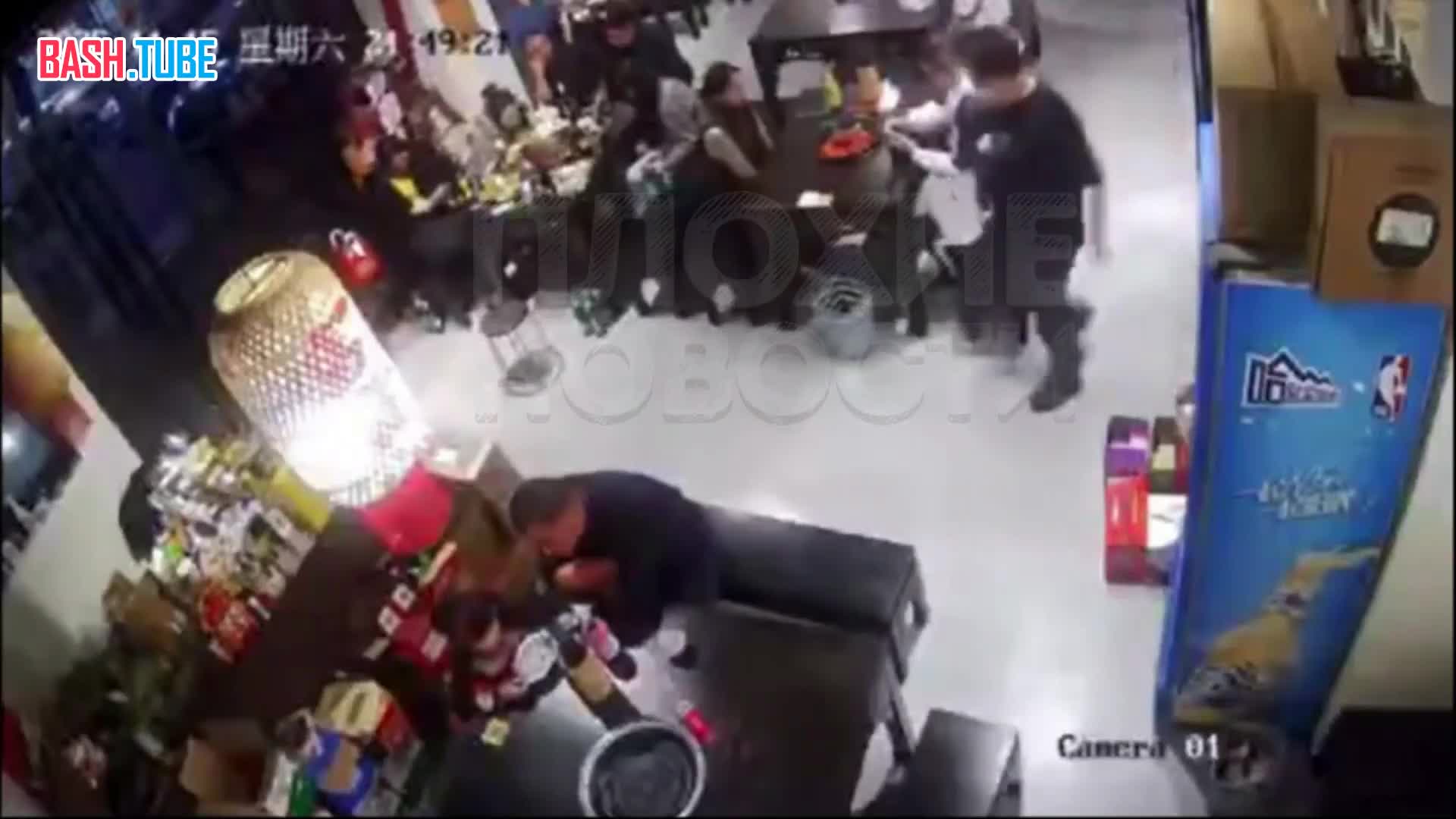  В Китае неуклюжий официант случайно пролил кипяток на девушку, которая впервые за долгое время решила сходить на свидание