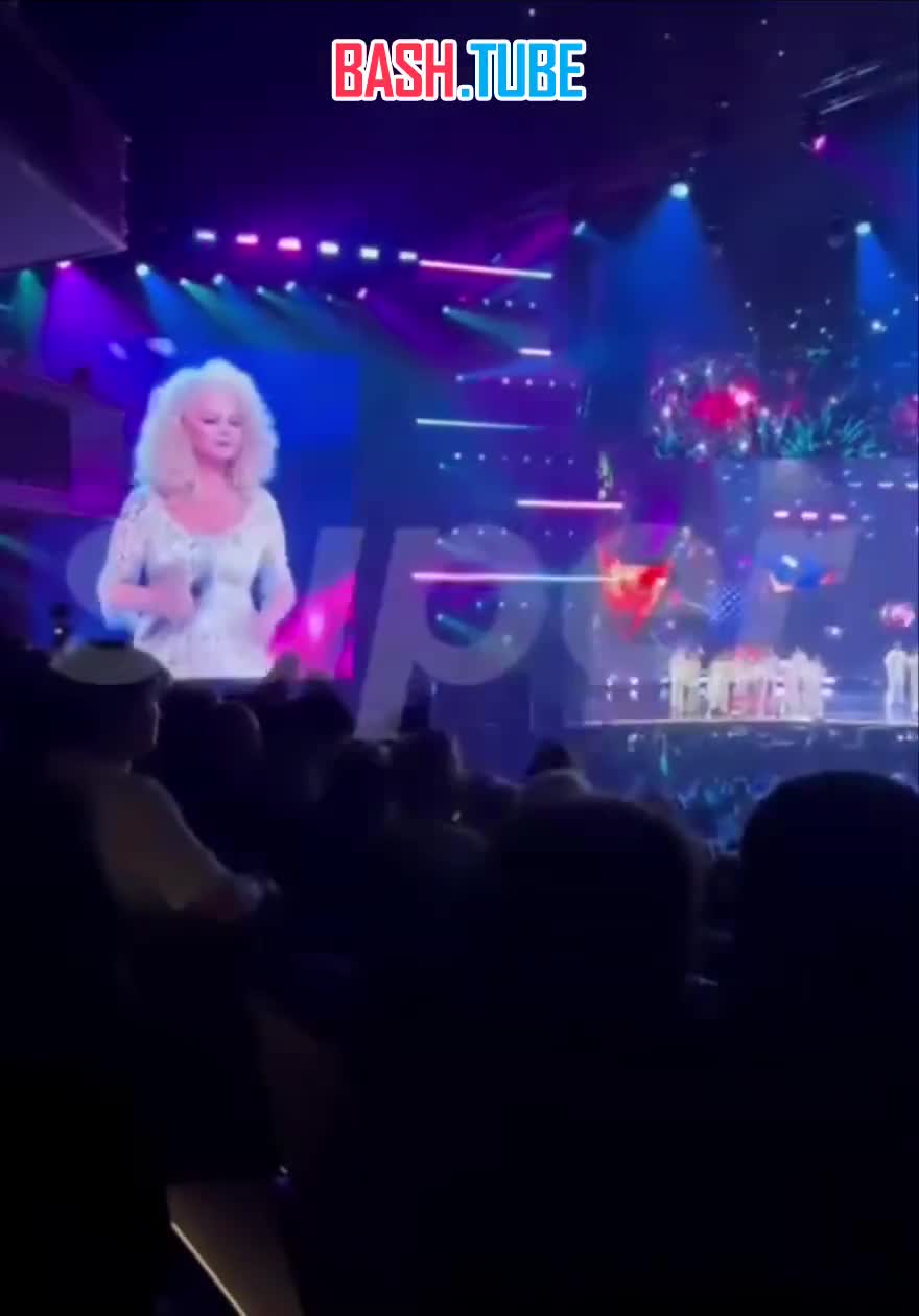  Долина вышла на сцену впервые после проигрыша в суде