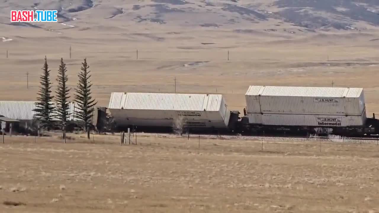  В США грузовой поезд опрокинулся из-за сильного ветра