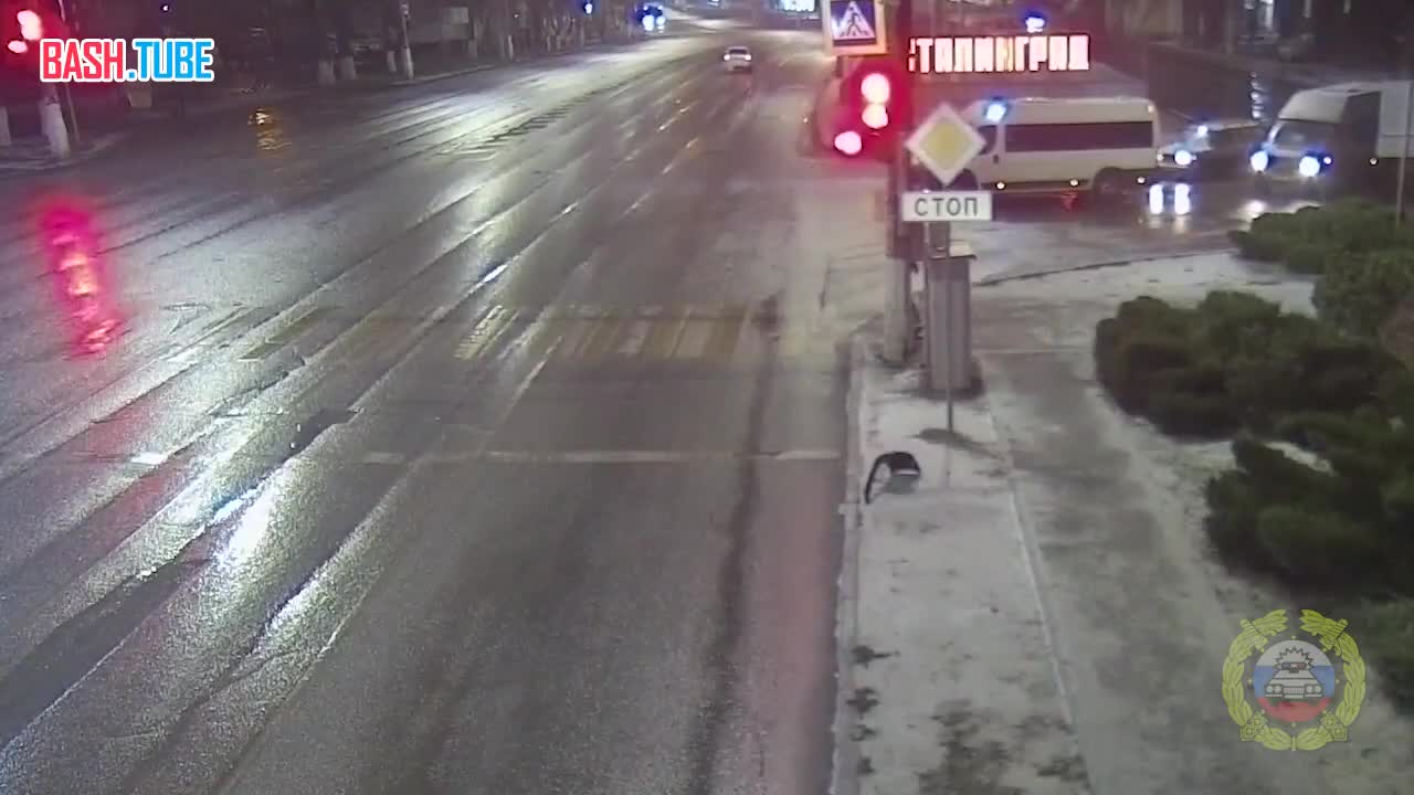  Легковушка влетела в автобус в Волгограде, пострадали семь человек