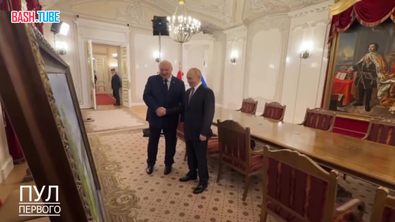  Лукашенко подарил Путину картину, обещанную на день рождения