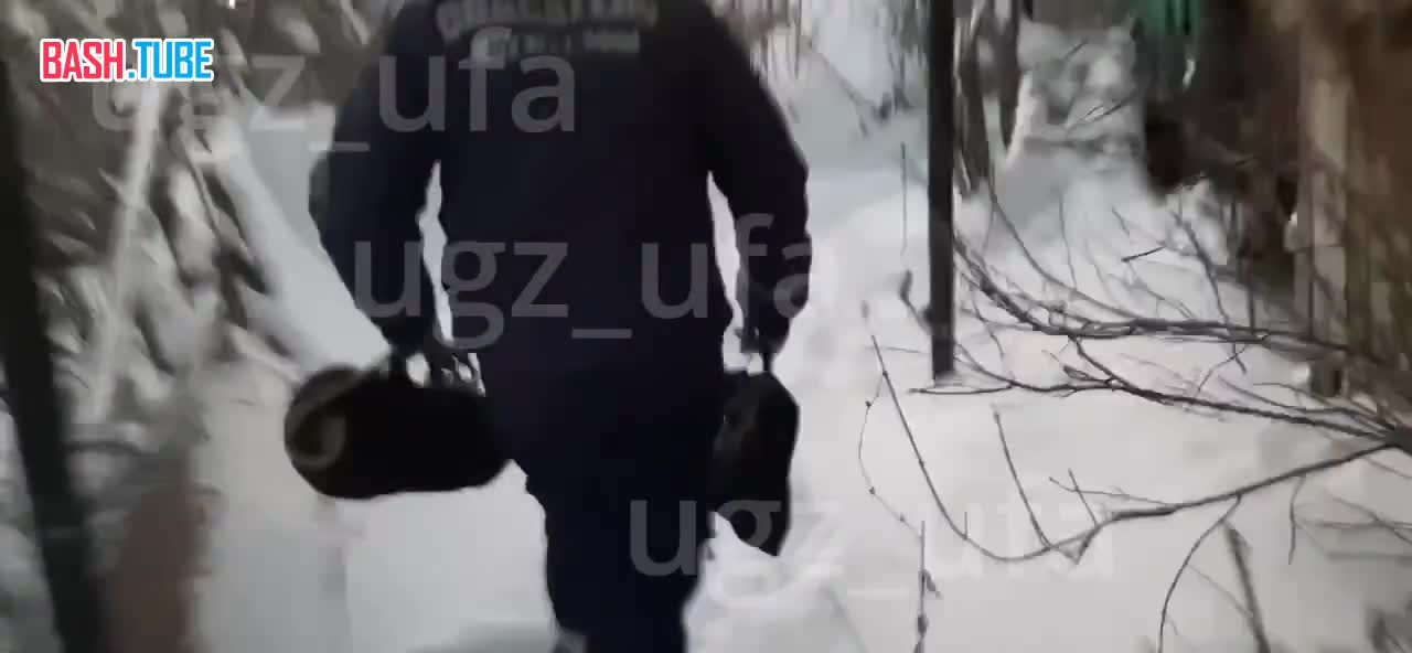  В Уфе спасателям пришлось вытаскивать женщину из глубокого оврага