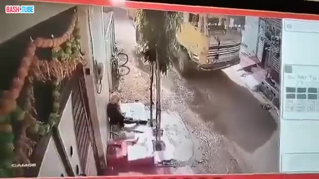  В Индии упавший самосвал насмерть придавил 90-летнего дедушку, сидевшего на крыльце дома