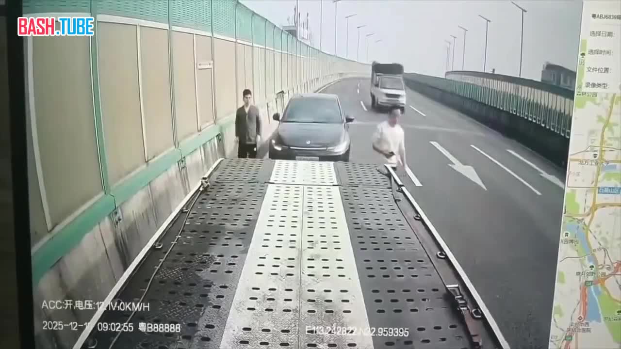  В Китае уснувший водятел сбил рабочего, погружавшего авто на эвакуатор